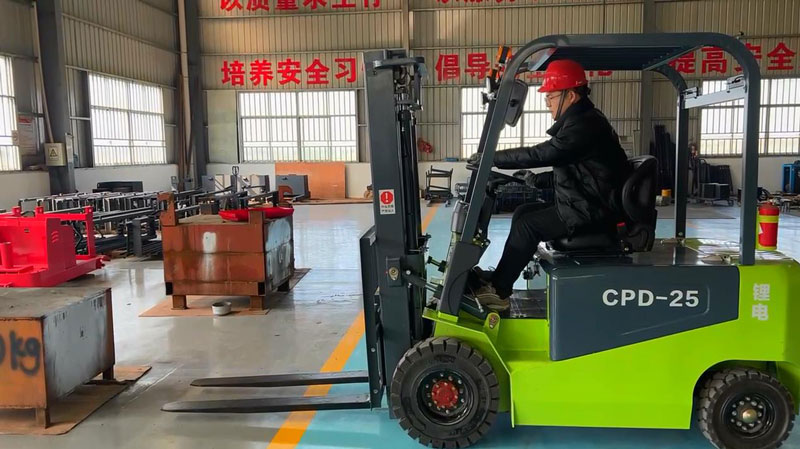 燃?xì)馀c電動(dòng)叉車(chē)：我應(yīng)該選擇哪個(gè)