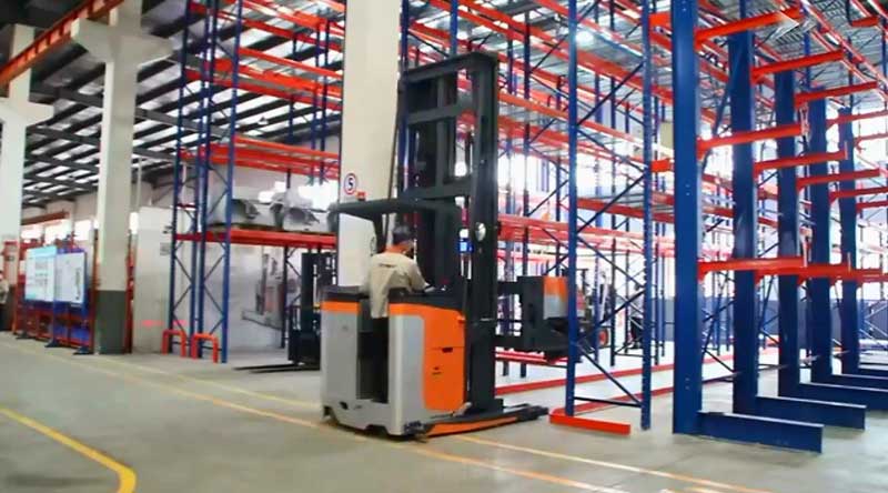 汽油、柴油或電動(dòng)叉車(chē)-有什么區(qū)別，什么最適合您的業(yè)務(wù)